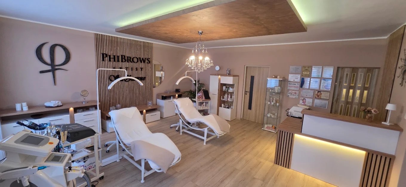 Interiér salónu SuZanne — ošetrovacia miestnosť s PhiBrows stenou
