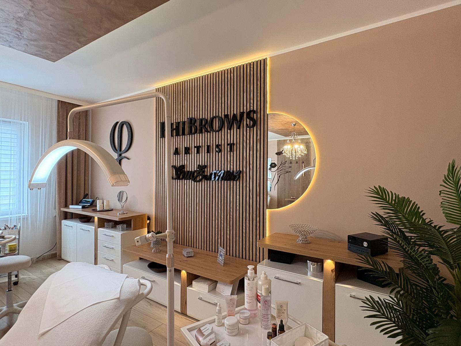 Interiér salónu SuZanne — ošetrovacia miestnosť s PhiBrows stenou